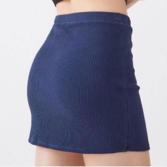 NWT Urban Outfitters Women's Size Medium Claira Side Button Mini Skirt Navy Blue - Picture 2 of 11